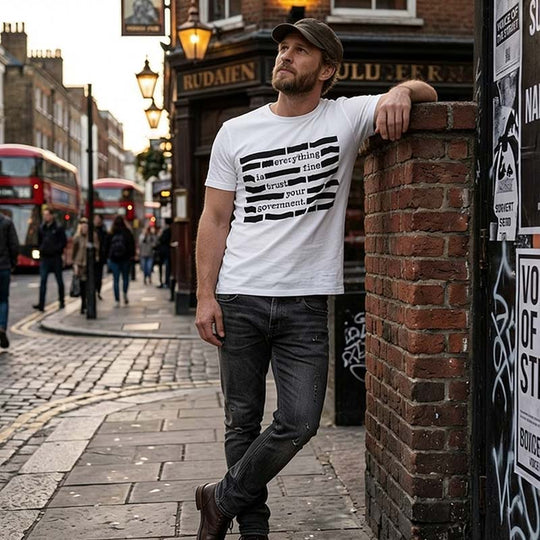 Camiseta satírica "Confía en tu gobierno"