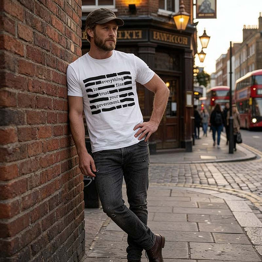 Camiseta satírica "Confía en tu gobierno"