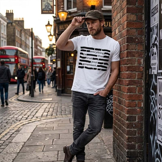 Camiseta satírica "Confía en tu gobierno"