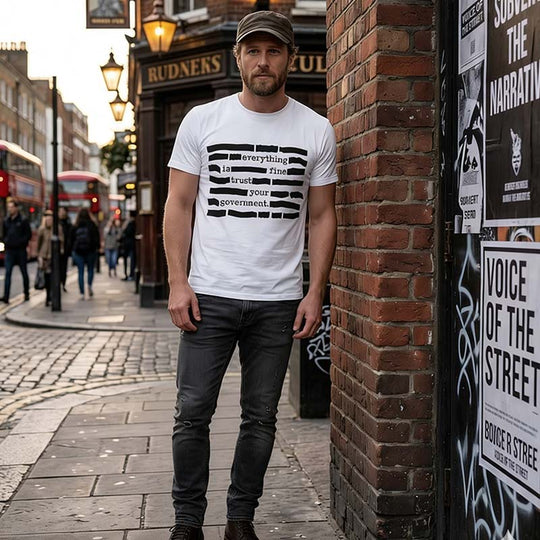 Camiseta satírica "Confía en tu gobierno"