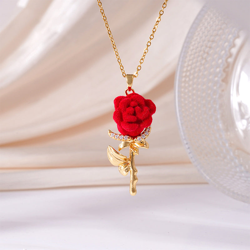 🌹✨ Elegant Red Rose Pendant Necklace – Velvet Bloom, Crystal Accents, Gold-Tone ✨