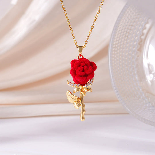 🌹✨ Elegant Red Rose Pendant Necklace – Velvet Bloom, Crystal Accents, Gold-Tone ✨